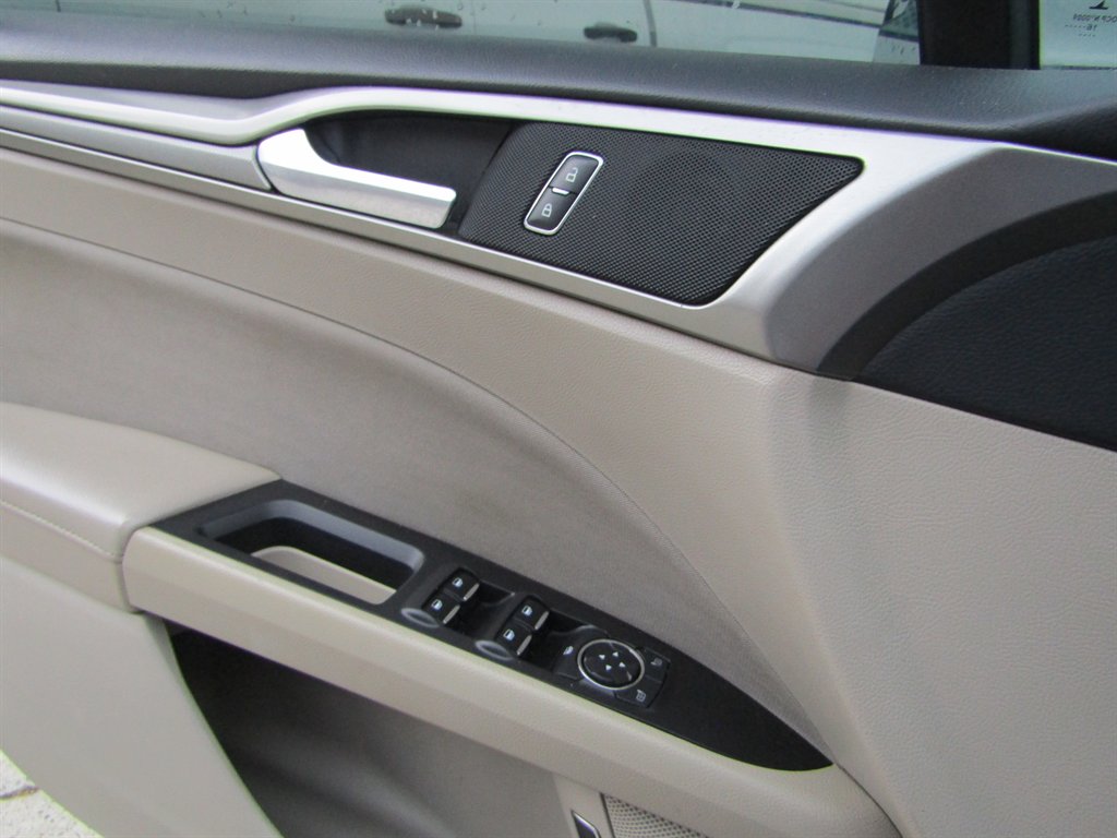 2017 Ford Fusion Hybrid SE - Photo 16