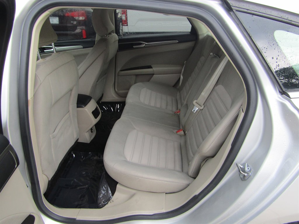 2017 Ford Fusion Hybrid SE - Photo 18